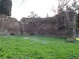 Ruines du hall à double abside, au nord-est de l'entrée principale.