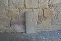 Une stèle avec une croix