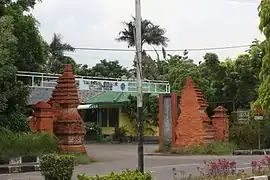 Un candi bentar de style Cirebon faisant office de porte d'embarquement à Cirebon .