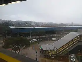 Une entrée de la station à côté du terminal de bus.