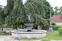 La fontaine du bourg.