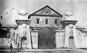 le portail du château XIXe siècle.