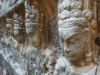 Une vue rapprochée permet de distinguer les marques laissées par les différents outils des sculpteurs khmers