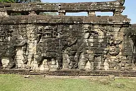 Bas-reliefs des éléphants et leurs cornacs