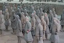 Photographie d'une armée de soldats en terre cuite.