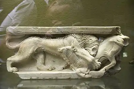 Fragment d'autel en terre cuite. Lion dévorant un bœuf. Syracuse, 525-500. Museo archeologico regionale (Syracuse)