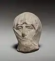 Tête en terre cuite d'une femme voilée (IVe siècle av. J.-C.).