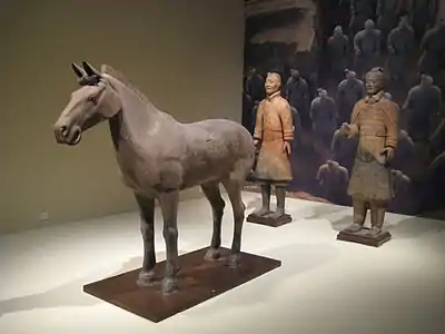 Cheval et deux soldats.