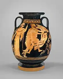 Athéna est debout à la gauche de Persée qui tient Méduse par les cheveux.
