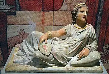 Femme étrusque, statue en terracotta peinte, IIe siècle av. J.-C., retrouvée à Chiusi, conservée à Karlsruhe.