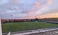 Photographie prise en haut d'une tribune d'un stade de football et montrant un terrain de football.
