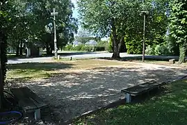 Photographie en couleurs, représentant un terrain de pétanque.