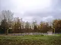 Le terrain de basket-ball, le boulodrome extérieur et la table de ping-pong.