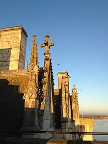 Photographie présentant les épis de faîtage en pierre des lucarnes.