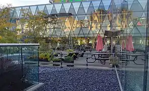 Terrasse située à l'arrière de la bibliothèque