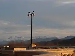 La terrasse du Pavillon des Arts et le Pic du Midi de Bigorre