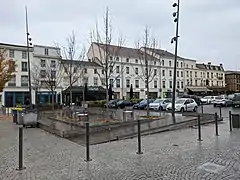 La terrasse en bois, sur l'emplacement de l'ancienne fontaine.