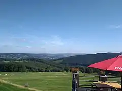 Vue depuis la terrasse panoramique du Val de Wanne en été.