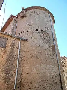 Des blocs de calcrètes palustres du Pliocène, tombés dans le lit de la Canterrane depuis les falaises adjacentes, auraient été utilisés pour la construction de la tour fortifiée de l'église.