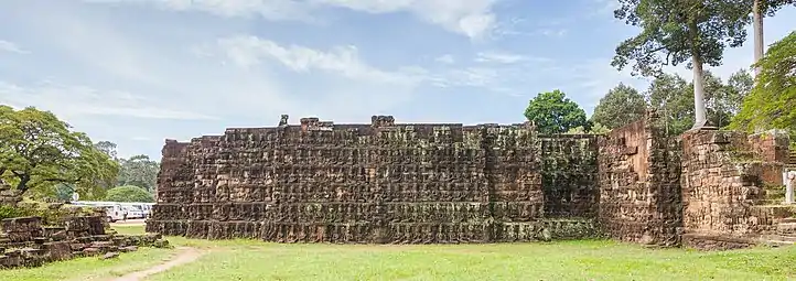 Mur de six mètres de haut et 25 de long (en partie "en escalier") et un autre en retrait et du côté opposé à la place, découvert derrière ce mur lors de la restauration. Ils sont recouverts de sculptures montrant des centaines de démons et de divinités féminines et masculines, les unes à côté des autres et sur sept rangs en hauteur.