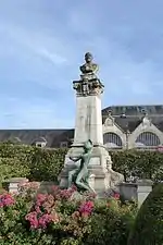 Buste de Louis Terrier« Monument à Louis Terrier à Dreux », sur plateforme ouverte du patrimoine,« Monument à Louis Terrier à Dreux », sur À nos grands hommes,« Monument à Louis Terrier à Dreux », sur e-monumen