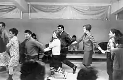 Terry, Peter Pitseolak, Pat, Kananginak, Elli et Tommy à la danse du vendredi soir, avril 1968, Cape Dorset