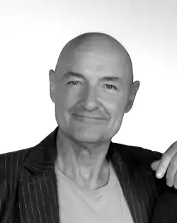 Terry O'Quinn interprètre John Locke.