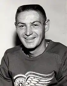 Photographie en noir et blanc d'un joueur de hockey sans casque