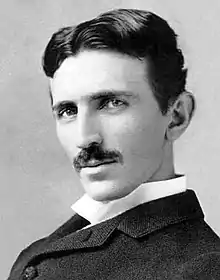 photographie en noir et blanc de Nikola Tesla.