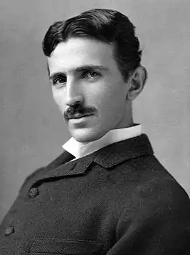 Les inventions de Nikola Tesla à la fin du XIXe siècle ont influencé l'image du « savant fou » souvent associée à des phénomènes électriques lumineux, dangereux et spectaculaires.