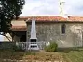 Monument aux morts devant l'église.