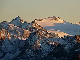 Vue de la tête du Ruitor, à droite, depuis le nord.