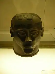 Tête de canope reconstituée  Musée archéologique national de Chiusi.
