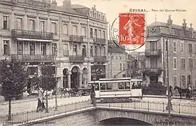 ... Pont des Quatre-Nations...