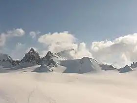 Vue de la Grande Fourche (à gauche) depuis le plateau du Trient avec, à sa droite, la Petite Fourche, l'aiguille du Chardonnet et la tête Blanche.