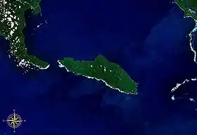 Photographie par satellite de Tetepare, avec le Sud de Rendova visible à l'ouest.