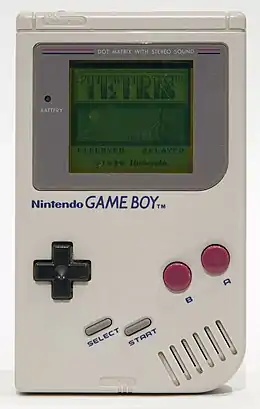 Console portable Game Boy, sur laquelle le jeu Tetris est lancé, et à l'écran titre.