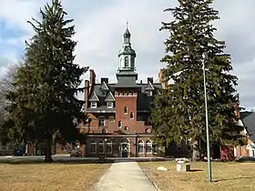 Le Tewksubry State Hospital, qui servit de décor pour représenter l'asile de Juniper Hill.