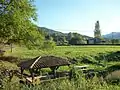 Un lavoir et une aire de pique-nique.