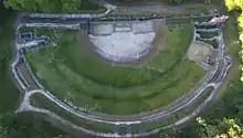 Théâtre gallo-romain des Bouchauds (Charente). Petit bâtiment de scène qui empiète sur l'orchestre.