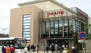 Le théâtre Gaston Bernard.