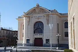 La façade du théâtre ornée de sculptures, décorations et des armoiries de la ville.
