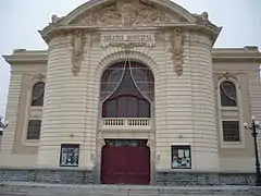 L'entrée du théâtre construit au début du XXe siècle.