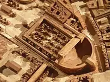 Photographie d'une partie d'une maquette de ville antique.