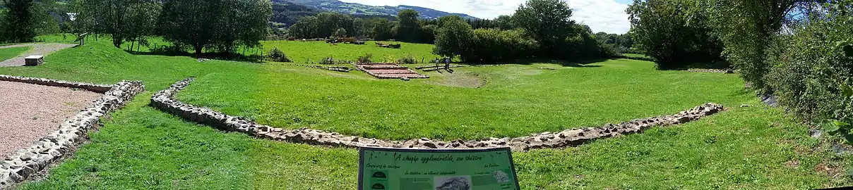 Le théâtre vu depuis le nord-est. Au fond en contrebas, la vallée du Chaz.