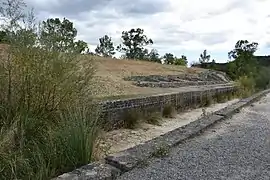 Vestiges du mur de scène.