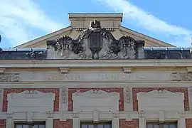 Détail de la façade avec l'inscription « Théâtre municipal »
