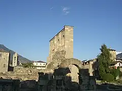 À l'arrière-plan, de gauche à droite, la tour Fromage, le clocher de la collégiale de Saint-Ours et la tour des seigneurs de Quart.