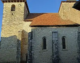 Église Saint-Roch, côté sud, avec le clocher à gauche et le réduit fortifié à droite