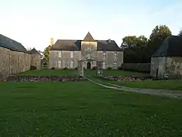 Manoir de la Coury compris les communs et les deux avenues donnant accès au manoir